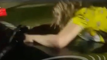 Mendoza. La arrastró en el capot del auto.