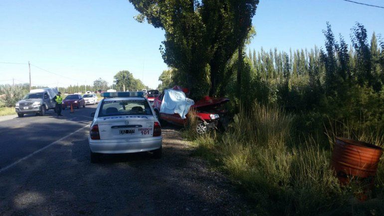Un policía murió tras chocar contra un árbol en la Ruta 22