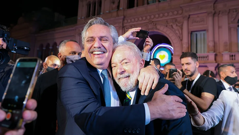 Alberto Fernández viajó a Brasil para felicitar a Lula
