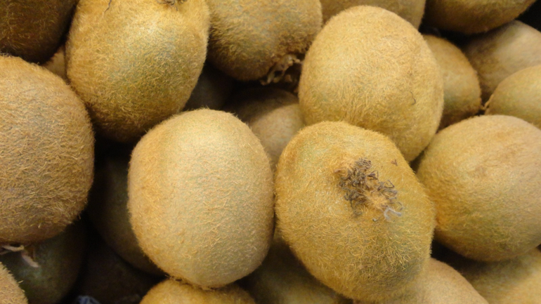 La razón por las que los especialistas recomiendan comer el kiwi con cáscara