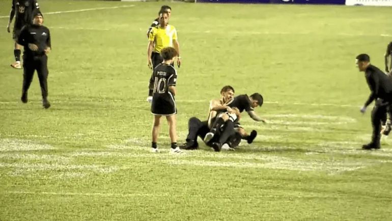 Lo van a lesionar: un hincha se metió a la cancha, abrazó a Messi y un seguridad terminó tirando a los dos