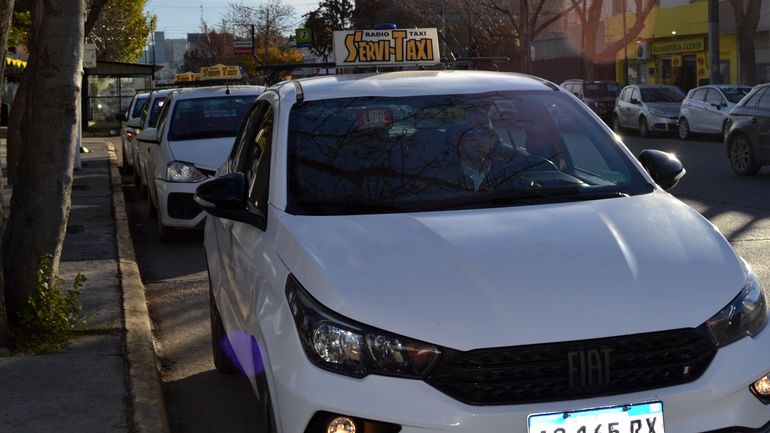 Crece la polémica taxi vs uber. Los tacheros ponen el grito en el cielo.