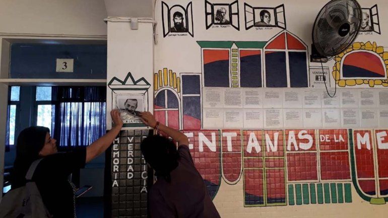 Bronca en el CPEM 64: pegaron una foto de Videla sobre un mural de las Madres