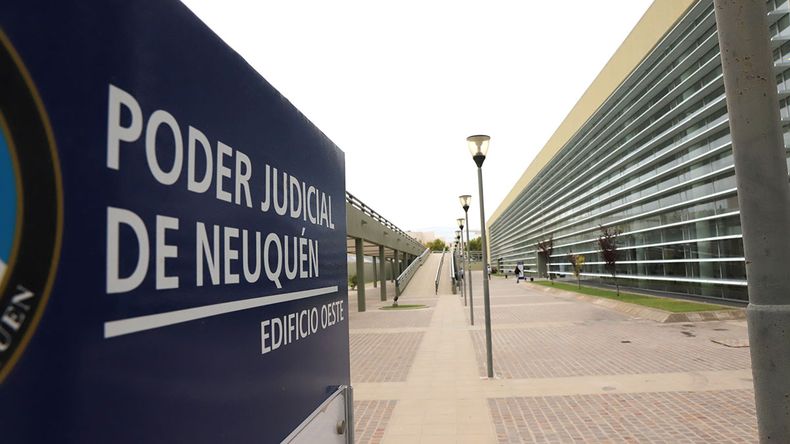 Elementos clave para dar con un delincuente que violó la domiciliaria y salía en una camioneta robada | LM Neuquen Elementos clave para dar con un delincuente que violó la domiciliaria y salía en una camioneta robada