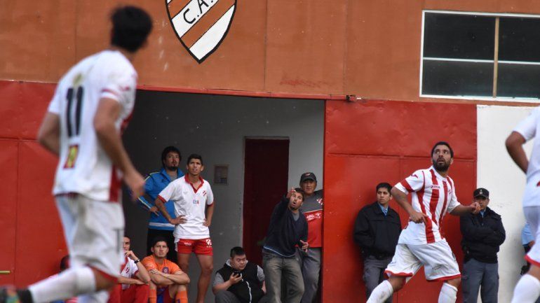 Desorientado. Una constante este año fue ver al DT Solana afuera de la cancha por reiteradas expulsiones.&nbsp;