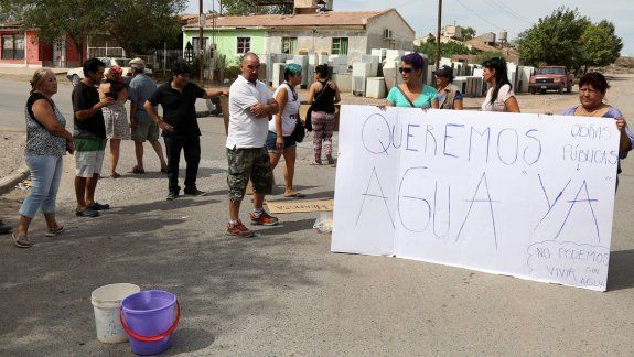 Vecinos cortaron una calle en Centenario y exigieron más agua potable.