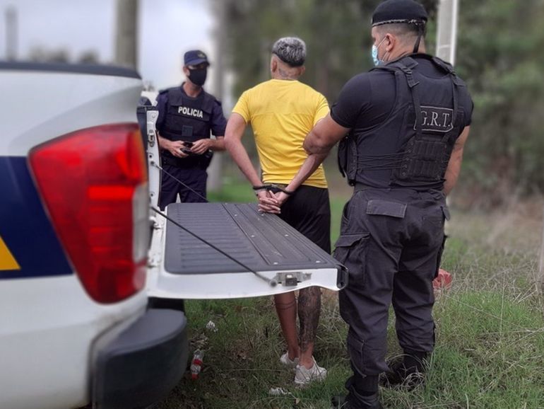 Nicolás Schiappacasse le confesó a la policía que debía entregarle el arma a un hincha de Peñarol que se encontraba en el estadio. 