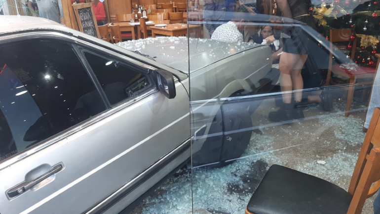 Video: borracho arrancó su auto y se metió adentro de una pizzería