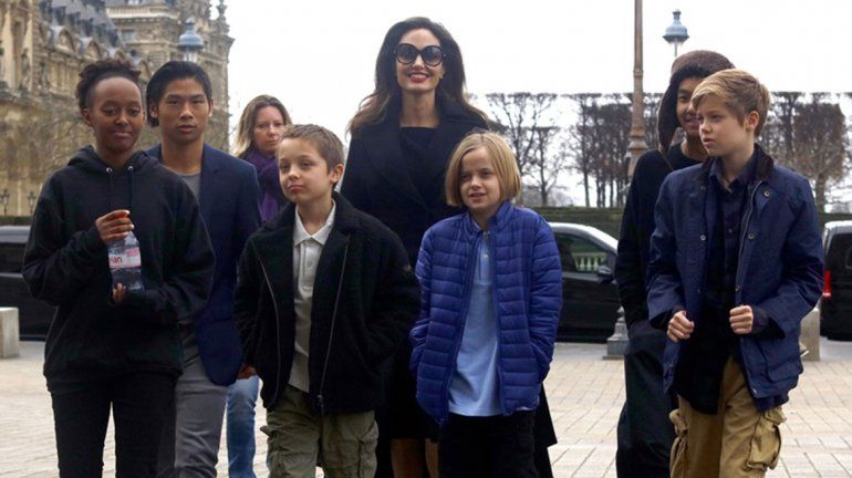 Angelina podría perder la custodia de sus hijos si no afloja con Brad Pitt