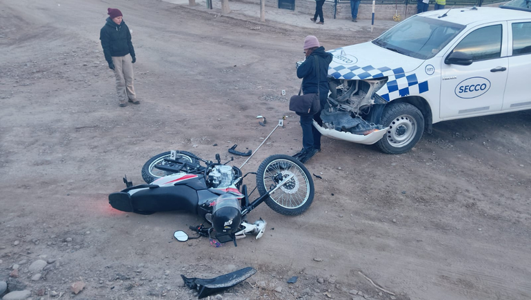 Fuerte choque entre una camioneta petrolera y una moto: un joven terminó con una fractura