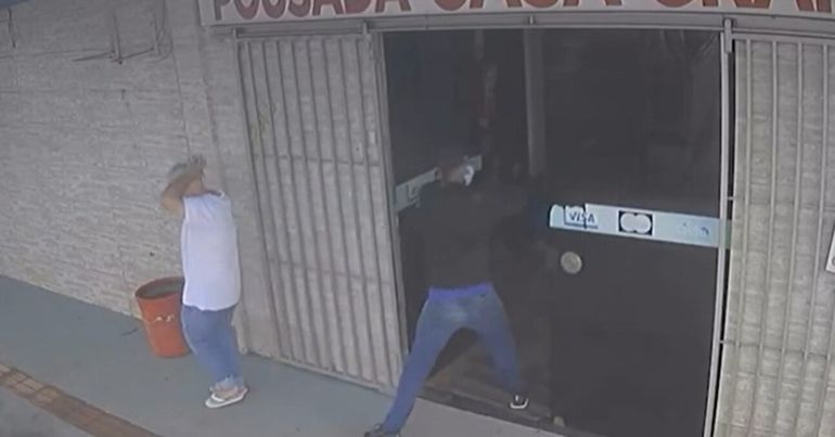 El impactante asesinato quedó registrado en una cámara de seguridad.