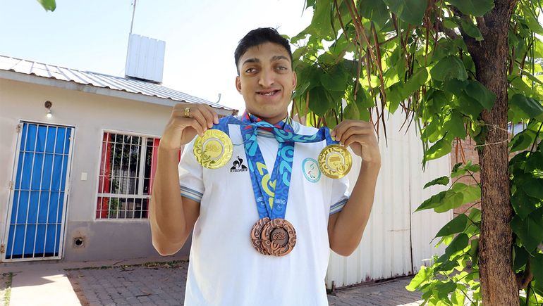 La historia de Mateo Sepúlveda, el neuquino que convirtió la superación en medallas