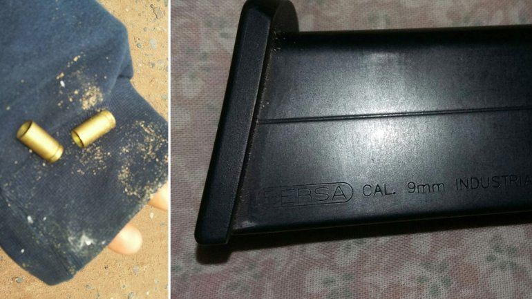 Las dos vainas y el cargador de 9 mm encontrados en el patio de la vivienda.