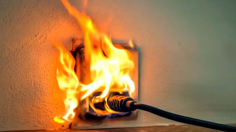 Los técnicos marcan que las tormentas generan picos de tensión capaces de dañar equipos electrónicos en segundos. | LM Neuquen Los técnicos marcan que las tormentas generan picos de tensión capaces de dañar equipos electrónicos en segundos.