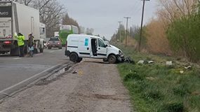 Ruta 22: murió motociclista al chocar con una camioneta y caer a un desagüe