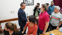 El ministro de Gobierno, Jorge Tobares, saluda al titular de ATEN, Marcelo Guagliardo, en las negociaciones por el conflicto docente.