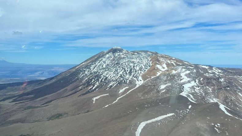 El majestuoso Tromen visto desde un aeroplano en el norte neuquino