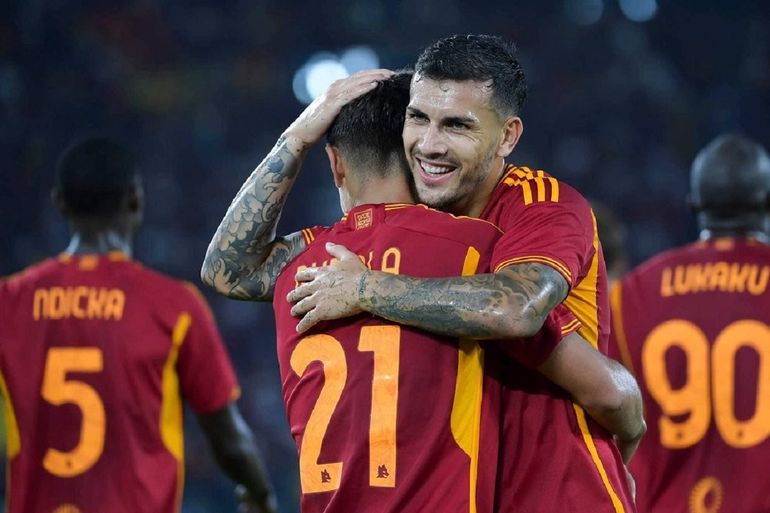 Leandro Paredes y Paulo Dybala festejan en la Roma. Ambos son campeones del mundo con la selección nacional.&nbsp;