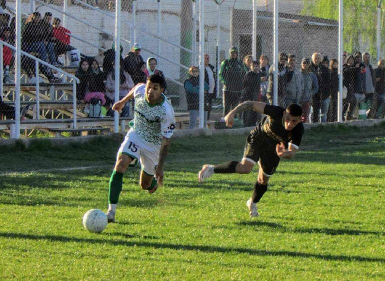 Jaque con la camiseta de Oro en la Liga Confluencia. Foto: gentileza Jaque con la camiseta de Oro en la Liga Confluencia. Foto: gentileza