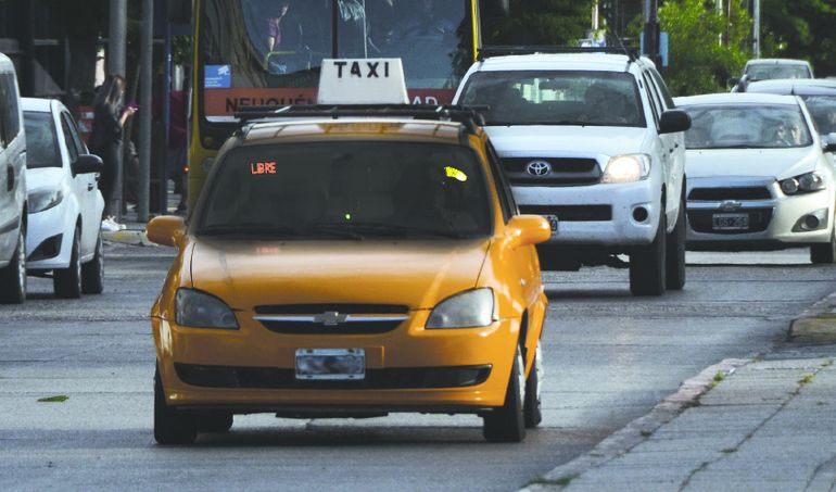 Un taxista neuquino llevó pasaje a Cipolletti, donde lo asaltaron.