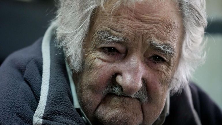 Pepe Mujica anunció que tiene cáncer de esófago. Pepe Mujica anunció que tiene cáncer de esófago.