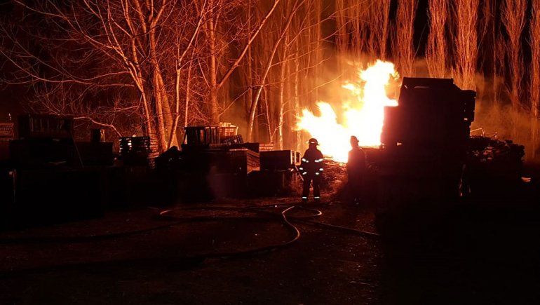 Centenario: 6 dotaciones trabajaron para contener un incendio