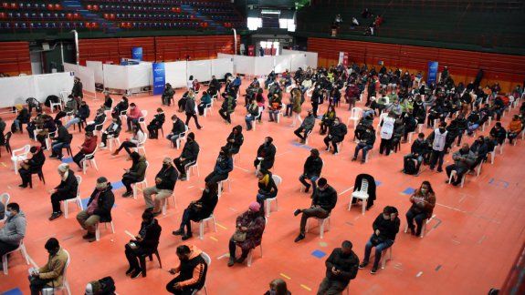 Convocan a vacunarse a personas de 55 a 59 años sin factores de riesgo
