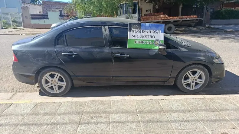 El vehículo fue interceptado en la Avenida Circunvalación, donde bajaron los cuatro ocupantes sin ofrecer resistencia. | LM Neuquen El vehículo fue interceptado en la Avenida Circunvalación, donde bajaron los cuatro ocupantes sin ofrecer resistencia.