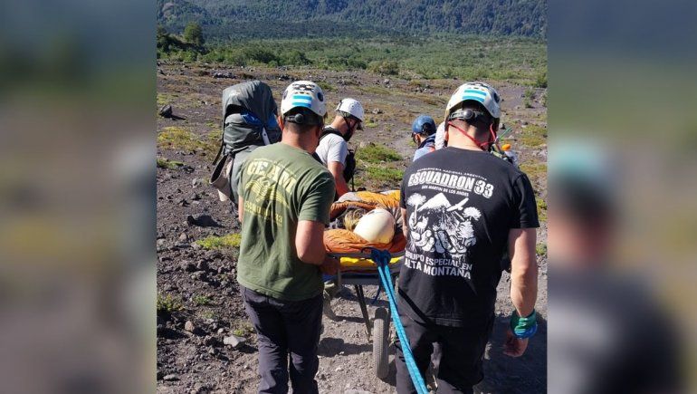 Rescataron a una mujer lesionada del volcán Lanín
