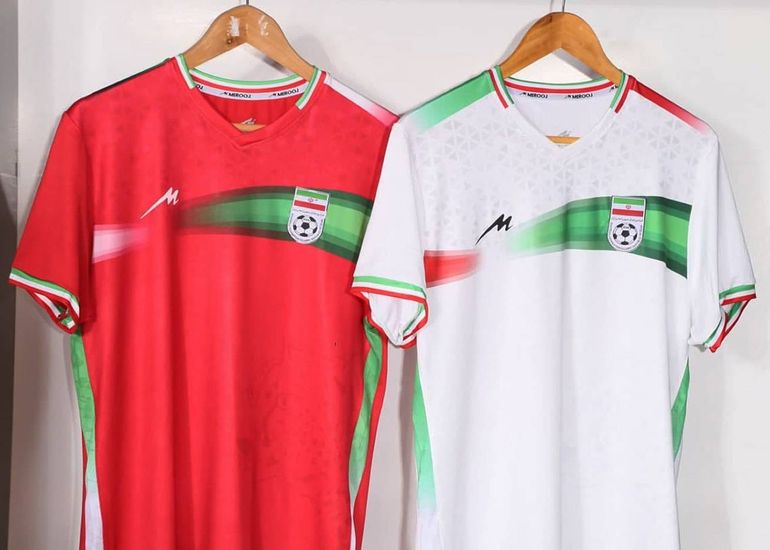 Se estima que estas dos camisetas presentadas por Irán en 2022 serán las que utilizará el seleccionado asiático en la próxima Copa del Mundo.