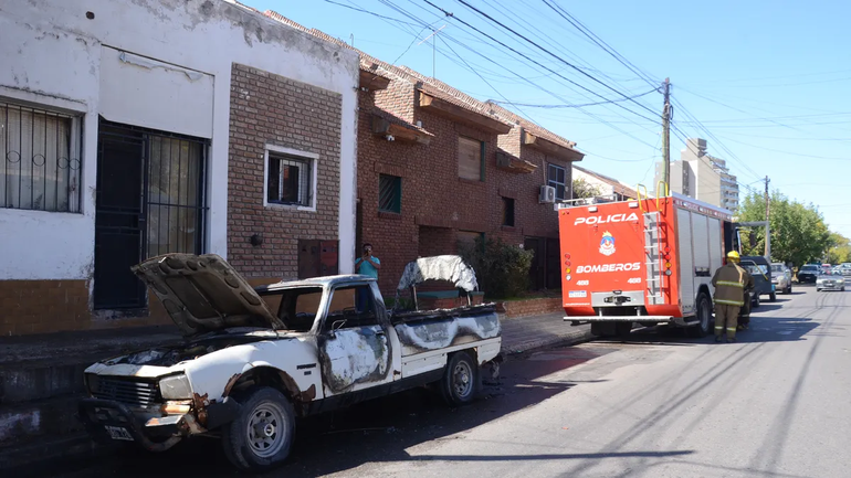 Neuquén: un repentino e incontrolable incendio consumió una camioneta en minutos