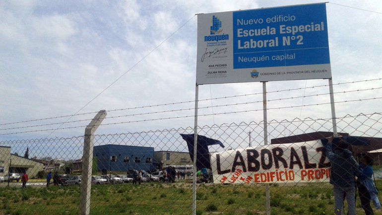 Protesta Escuela Especial de Educación Integral para Adolescentes y Jóvenes con discapacidad Nº 2 frente al CPE.