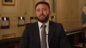 El polémico video del Gobierno por el 24 de marzo está protagonizado por Agustín Laje.