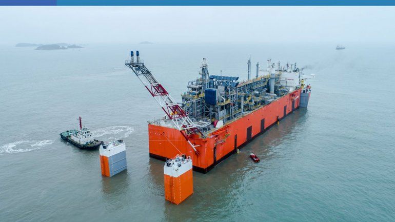 Ya está en el país la barcaza que permitirá exportar el gas de Vaca Muerta