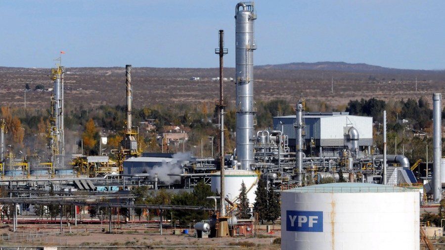 un reclamo mapuche en loma la lata afecta la produccion de gas en neuquen