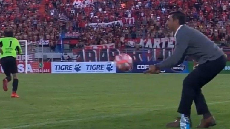 La avivada de un DT argentino en el fútbol de Bolivia que le valió un gol y la expulsión