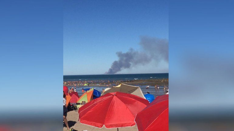 Turistas sorprendidos en la playa de Las Grutas por una gran columna de humo