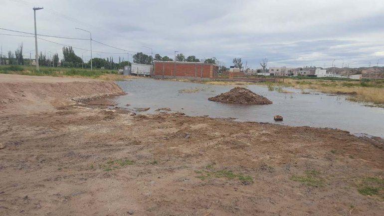 Por un caño roto se inundan varios lotes en Rincón del Río