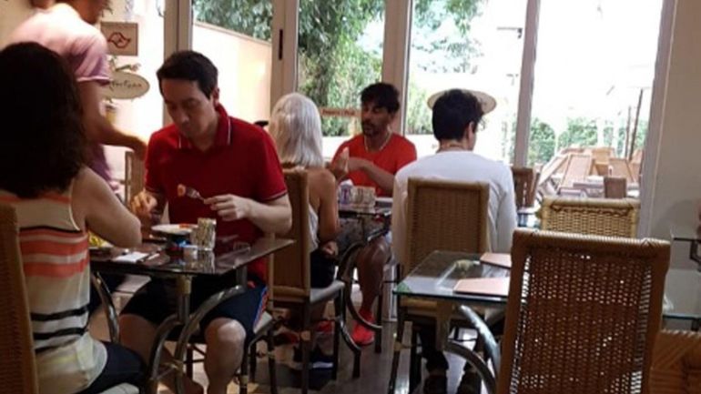 Juan Darthés comiendo en Brasil, hace unos meses Juan Darthés comiendo en Brasil, hace unos meses