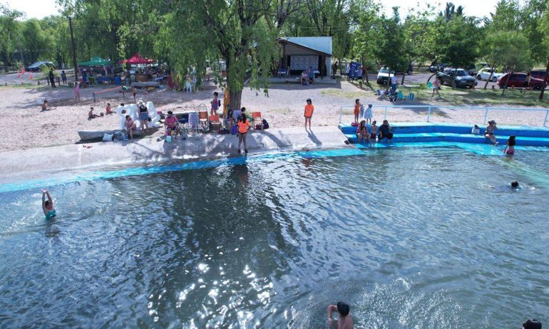 Temporada de verano 2026: el camping lowcost a orillas del río y a una hora de Neuquén