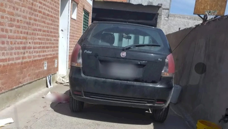 Sacó el auto de la cochera y mató a su hija de 5 años