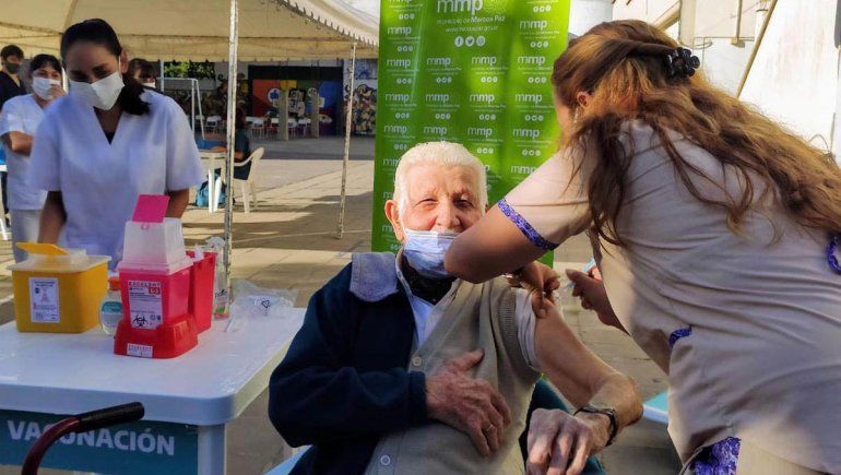 Tiene 100 años, se pudo vacunar y lo recomienda