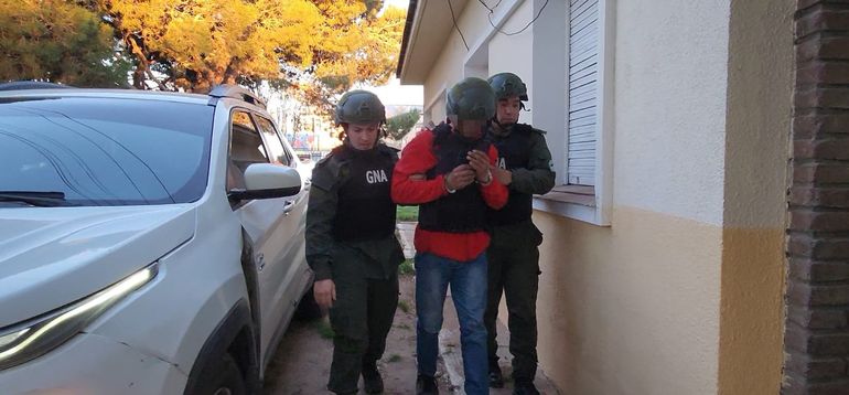 Personal de Gendarmería Nacional se lleva detenido a Coña. Personal de Gendarmería Nacional se lleva detenido a Coña.