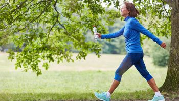 Esta caminata que se hizo viral en TikTok, potencia la salud mental al reducir el estrés y la ansiedad. Esta caminata que se hizo viral en TikTok, potencia la salud mental al reducir el estrés y la ansiedad.