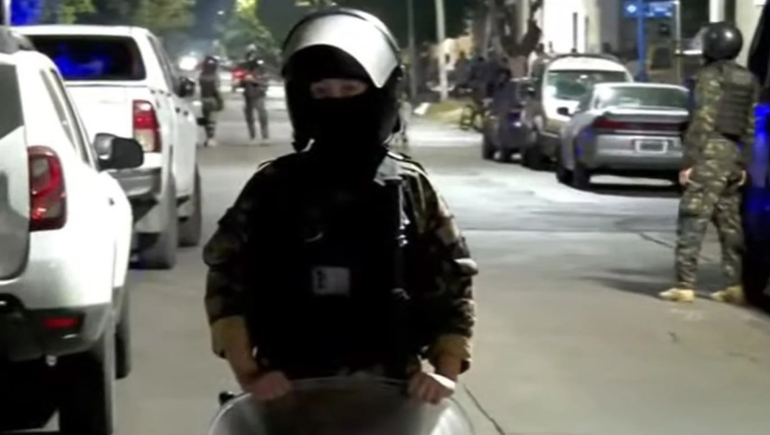 Mantuvo cautiva a su familia en la casa y se suicidó