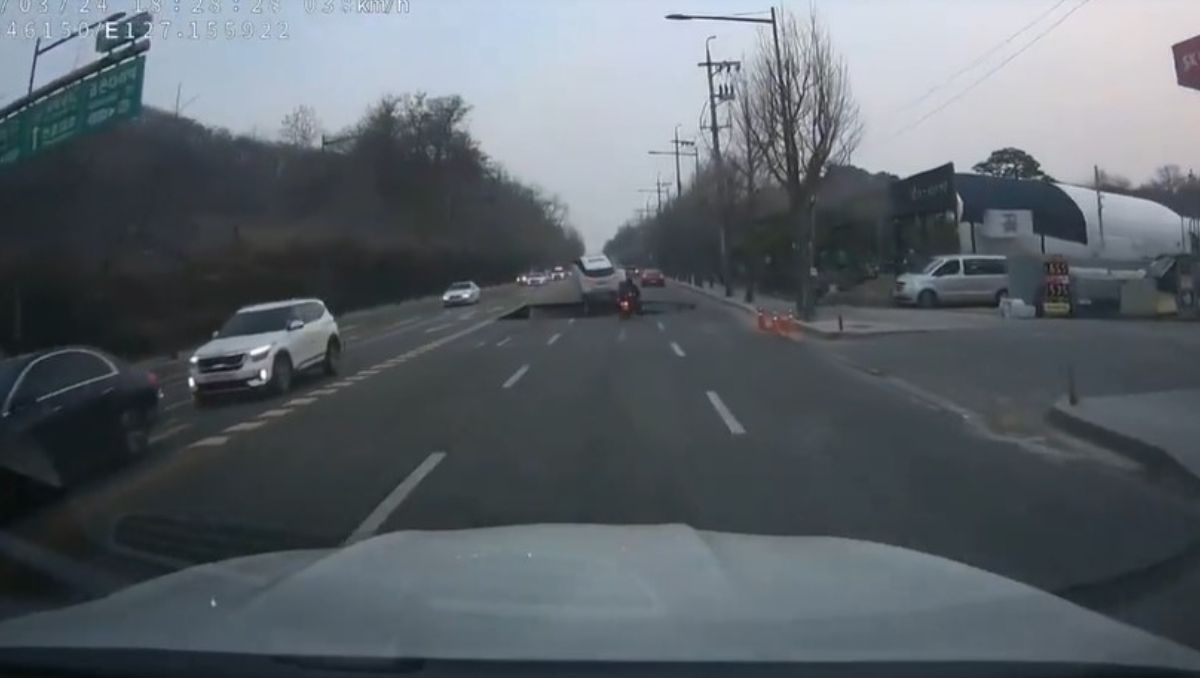 Un video grabado por la cámara de un automóvil muestra el momento en el que se generó el agujero en la calle.