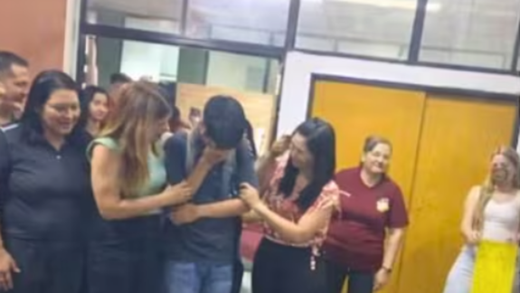 Leonardo Brito celebró su graduación con una emoción que conmovió a todos.