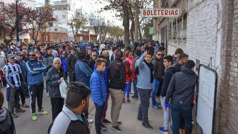 Las populares costarán $100 y las plateas $200. Todos pagan.