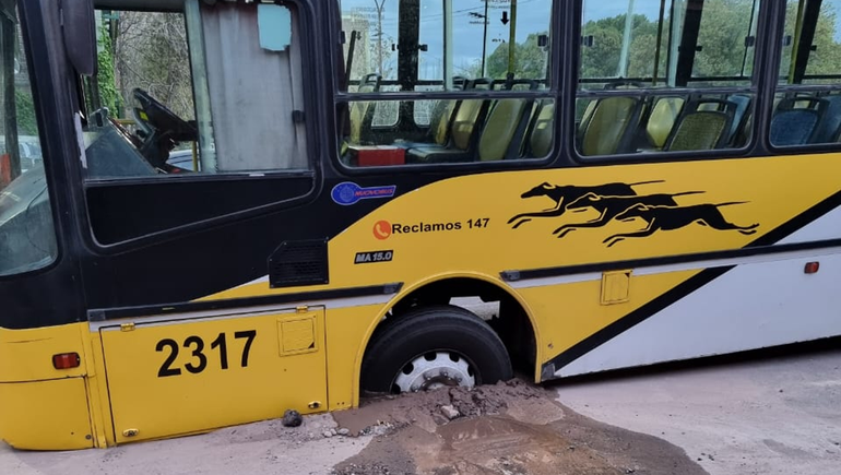 Insólito: colectivo de Autobuses quedó hundido en el asfalto