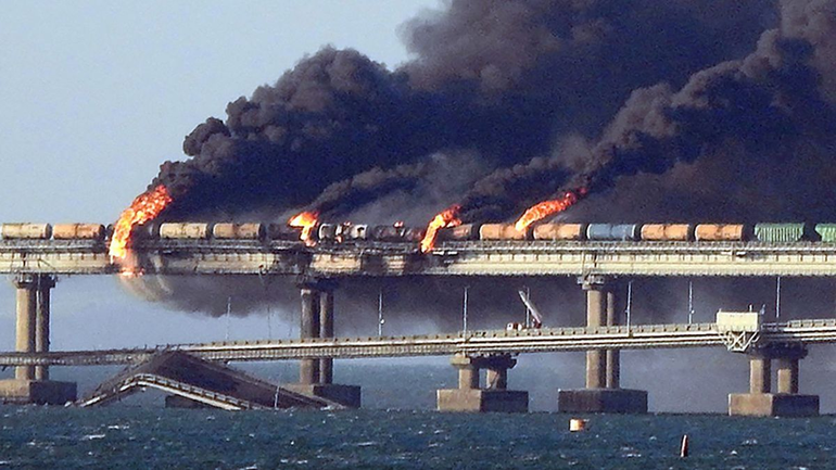 Una explosión hace colapsar un puente clave en Rusia